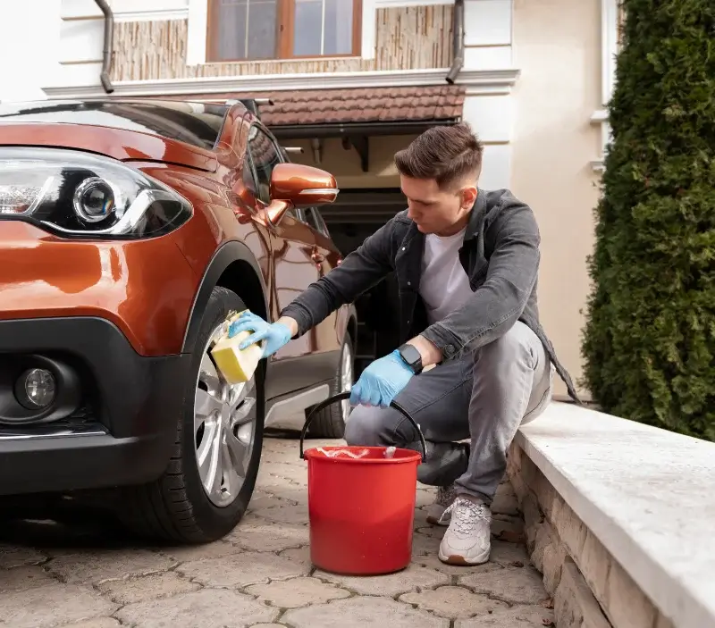 Lavage auto à domicile Faycelles : professionnel intervenant sur un véhicule